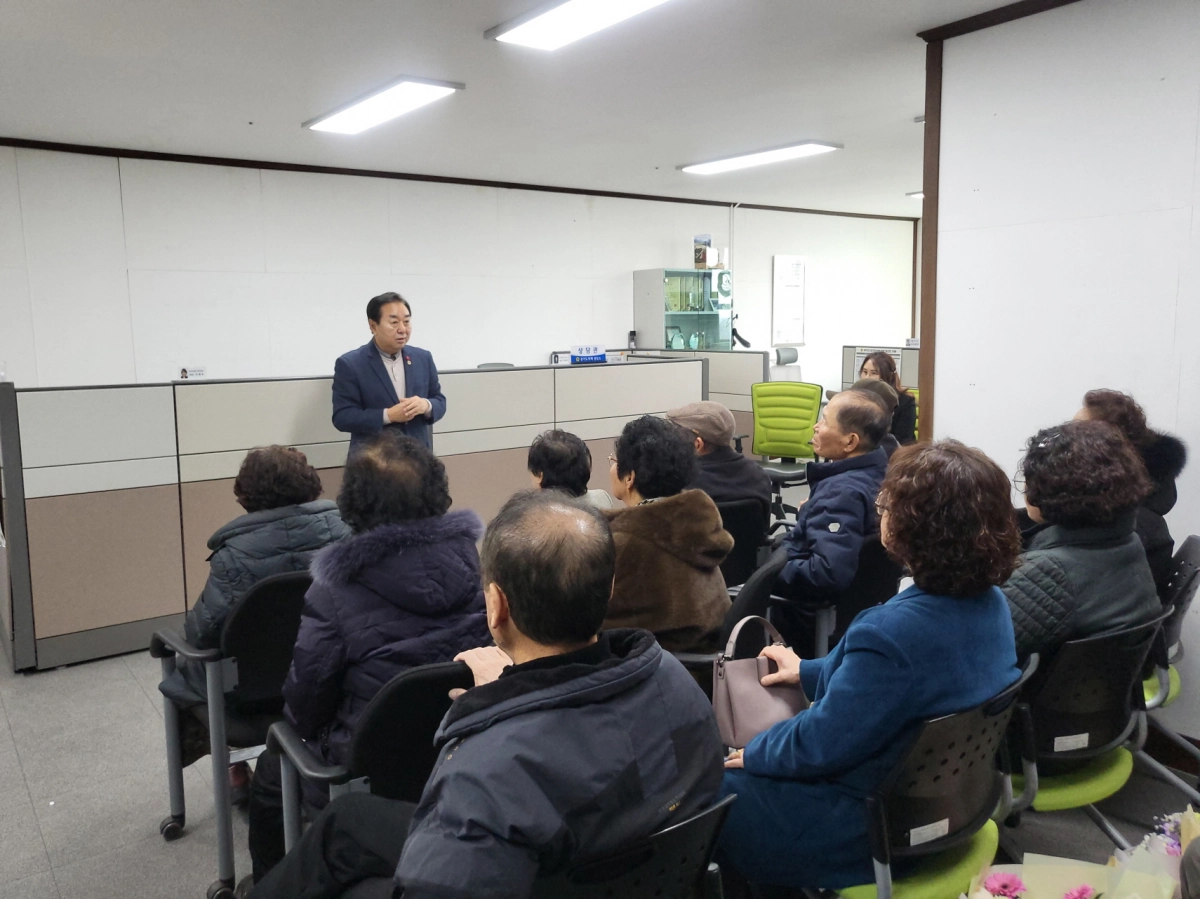 김성남 의원이 5일 경기도의회 포천상담소에서 정담회를 열고 포천시 바르게살기협의회 회원들과 지역사회 발전을 위한 건의사항 등 의견을 나누고 있다.(사진=경기도의회)