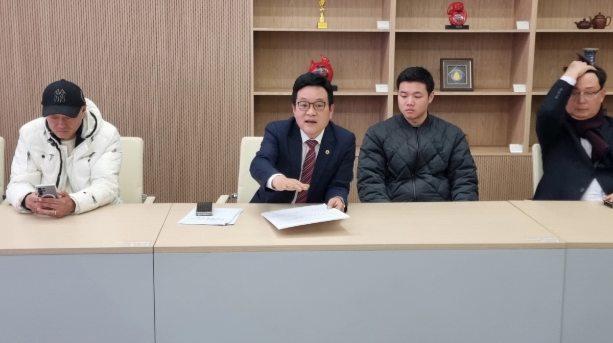 이학수 의원이 5일 경기도의회 예담채에서 지역 주민 및 시민사회단체와 정담회를 열고 평택호 수상태양광 저지 공동 대응 방안을 논의하고 있다.(사진=경기도의회)