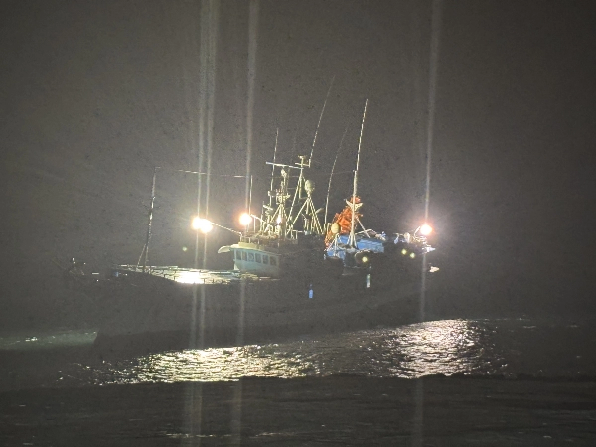 6일 오전 3시 32분쯤 서귀포시 성산읍 신풍포구 북동쪽 약 600m, 삼달리 인근 해상에서 어선 A호(29t, 근해연승, 성산 선적, 승선원 10명)가 좌초됐다. 서귀포해양경찰서 제공