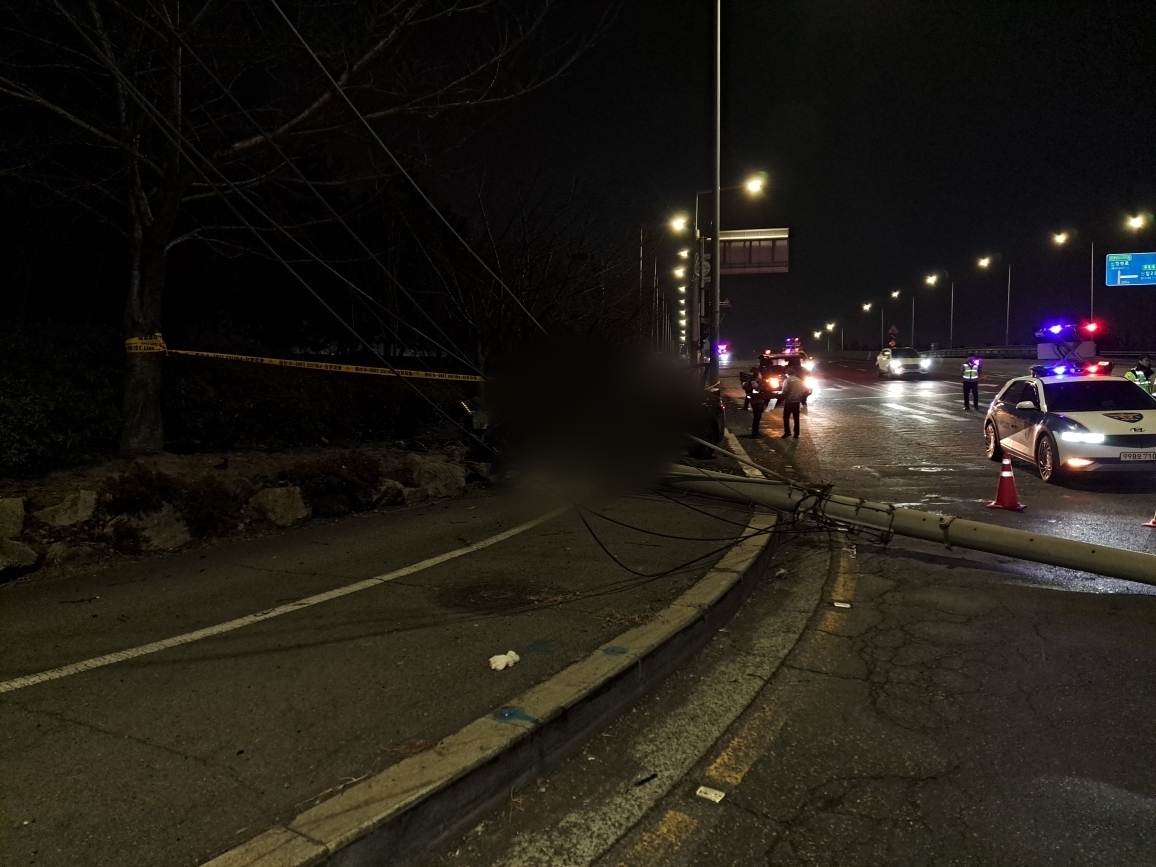 지난 5일 오후 9시 30분쯤 부산 강서구 송정동 신항사거리 교차로에서 승용차가 전신주를 들이받아 넘어져 있다. 부산 강서경찰서 제공