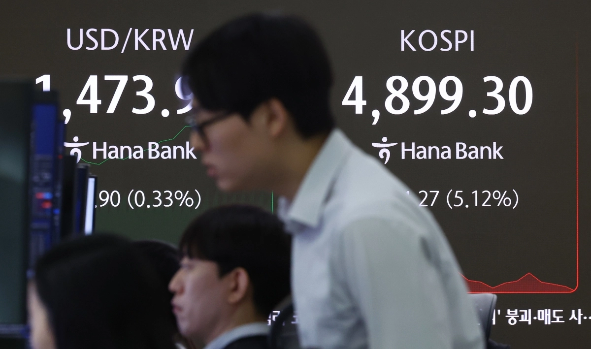 코스피가 전 거래일(5163.57)보다 150.42포인트(2.91%) 하락한 5013.15에 개장한 6일 오전 서울 중구 하나은행 딜링룸 전광판에 지수가 표시돼 있다. 2026.02.06. 연합뉴스
