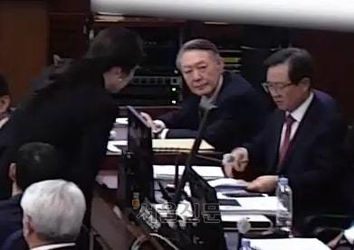윤갑근·김계리 변호사 바라보는 윤석열 전 대통령