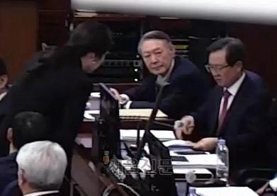 윤갑근·김계리 변호사 바라보는 윤석열 전 대통령