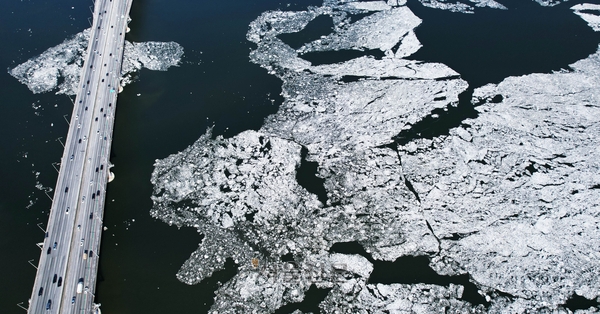 기상청에 따르면 오는 주말인 7~8일 아침 최저기온이 영하 17도에 육박하는 추위가 이어질 전망이다. 사진은 지난달 25일 경기도 김포시 김포대교 일대 한강에 유빙이 떠다니는 모습.  홍윤기 기자