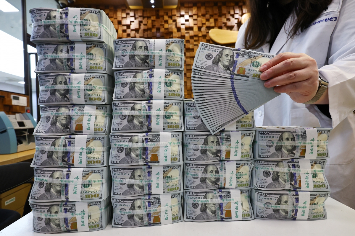 한국은행에 따르면 1월 말 기준 우리나라 외환보유액은 4259억1000만 달러로 한 달 전보다 21억5000만 달러 감소한것으로 나타난 4일 서울 중구 하나은행 위변조대응센터에서 직원이 달러를 정리하고 있다. 뉴시스