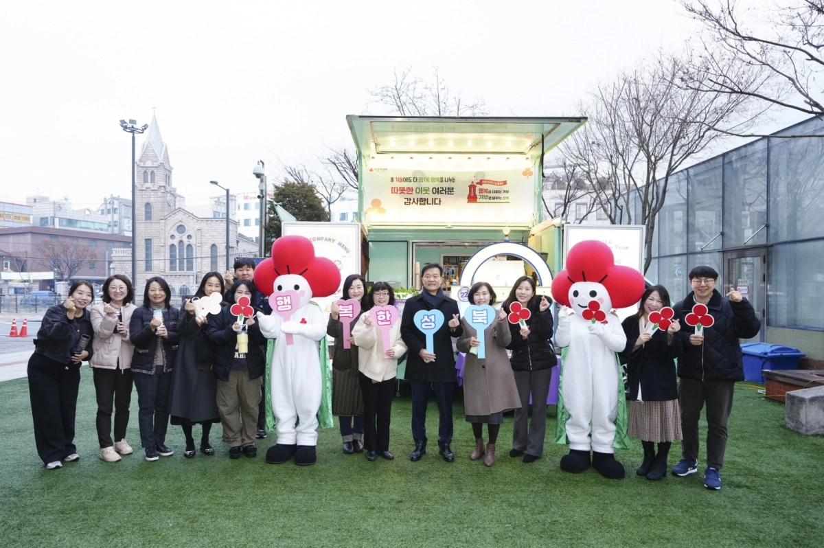 이승로(오른쪽 여섯 번째) 성북구청장과 구청 직원들이 커피나눔 차량 앞에서 기념 촬영을 하고 있다. 성북구 제공