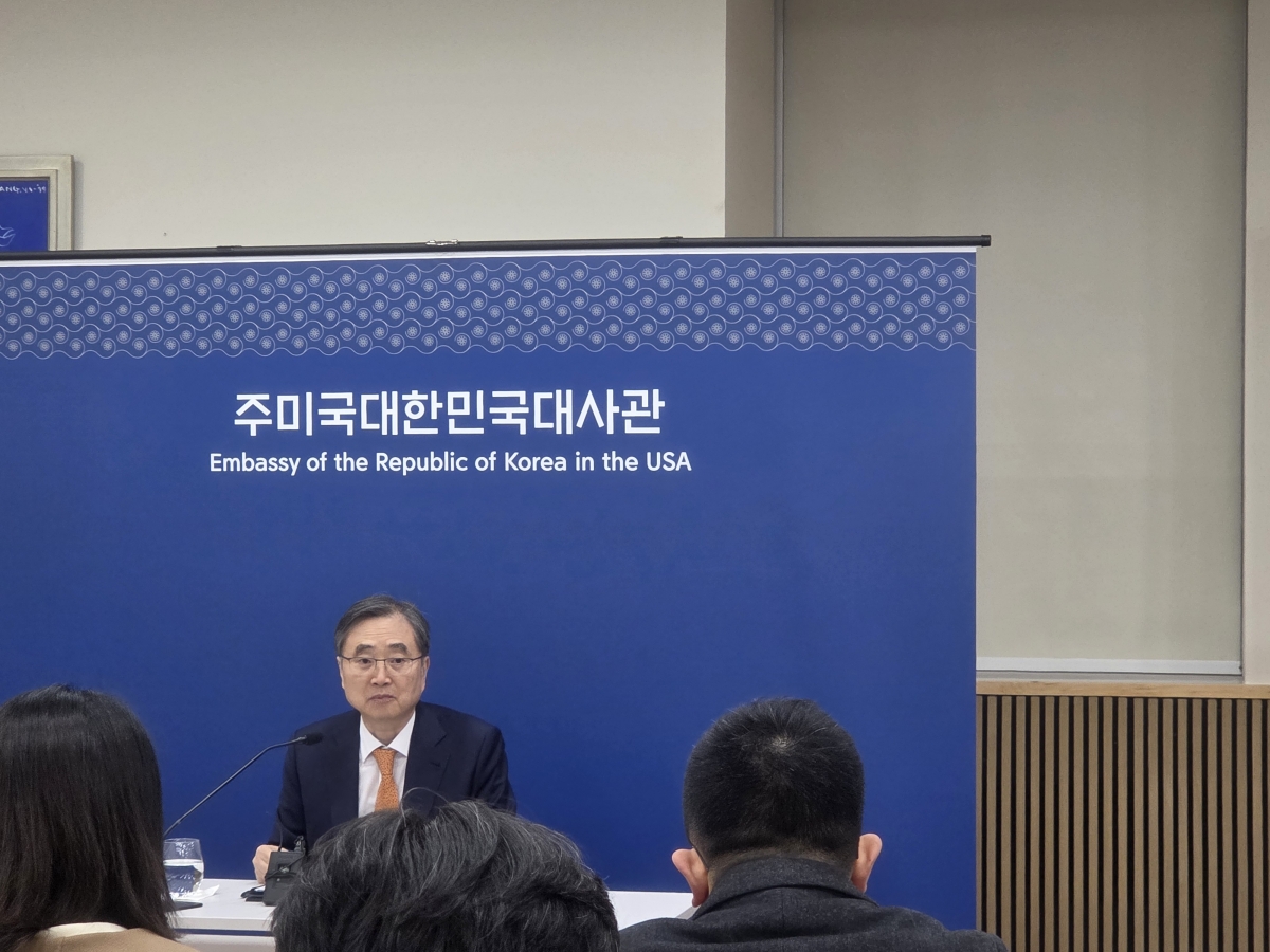 조현 외교부 장관이 5일(현지시간) 미국 워싱턴DC 주미한국대사관에서 특파원단과 간담회를 하고 있다. 워싱턴DC 임주형 특파원