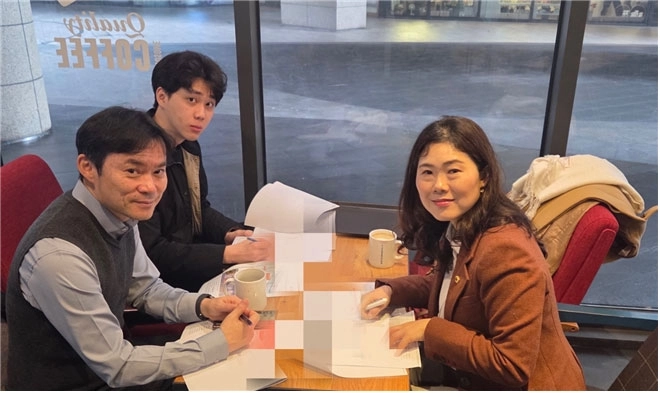 구미경 서울시의원(오른쪽)이 교통공사 관계자들과 간담회를 진행하고 있다.