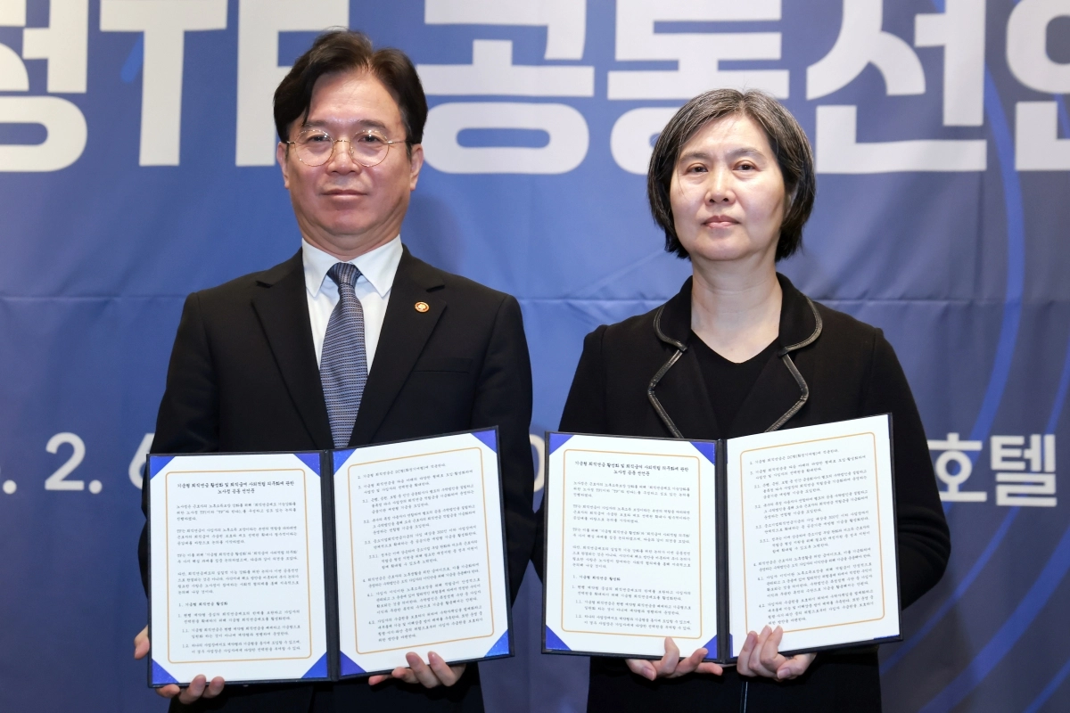 김영훈(왼쪽) 고용노동부 장관과 장지연 퇴직연금 기능 강화를 위한 노사정 테스크포스(TF) 위원장이 6일 서울 여의도 켄싱턴호텔에서 퇴직연금 기능 강화를 위한 노사정 TF 공동선언문을 발표한 뒤 기념 촬영하고 있다.  연합뉴스
