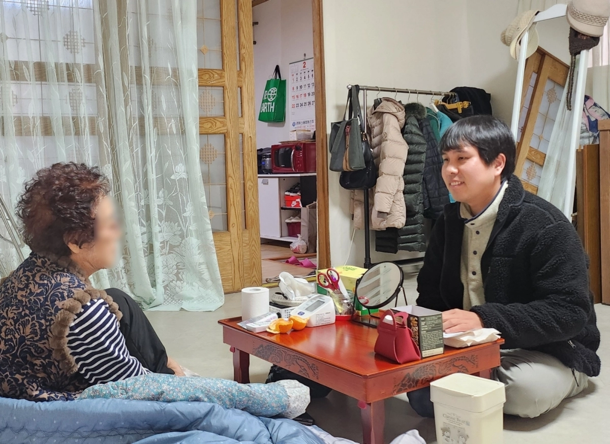성동구청 관계자가 명절 연휴 전 취약계층 가정을 방문해 안부 확인하는 모습. 성동구 제공