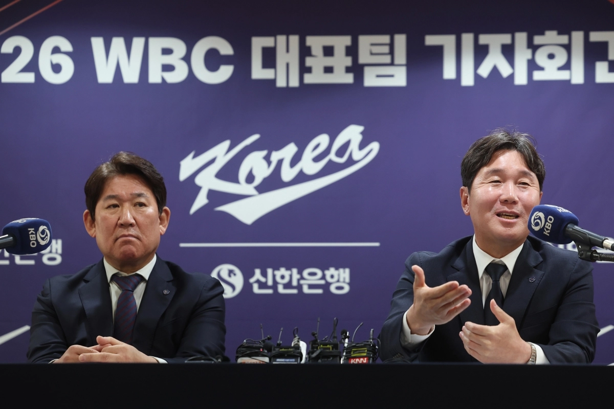 류지현(오른쪽) 한국 야구 대표팀 감독과 조계현 KBO 전력강화위원장이 6일 서울 중구 한국프레스센터에서 열린 2026 WBC 대표팀 기자회견에서 취재진 질문에 답하고 있다. 연합뉴스