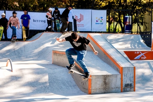 서울 노원구 X-TOP에서 스케이트보드 강습 프로그램이 진행되고 있다.   노원구 제공
