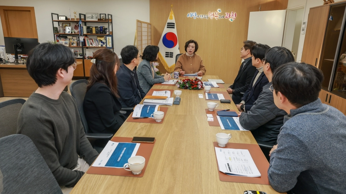 6일 신걔용 과천시장이  ‘청년창업지원펀드 투자전략 보고회’를 주재하고 있다. (과천시 제공)
