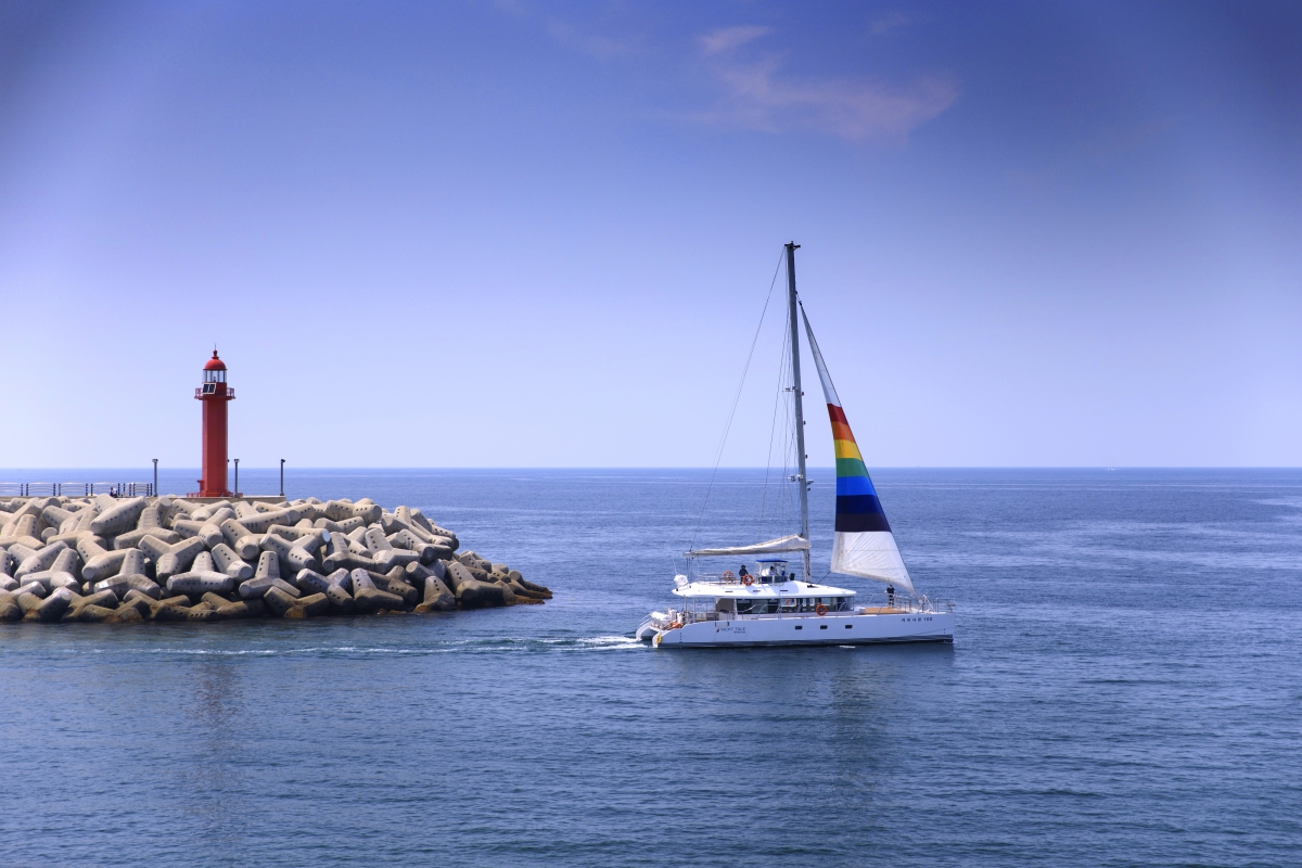 도두 방파제를 출발해 투어에 나서고 있는 요트. 제주 강동삼 기자