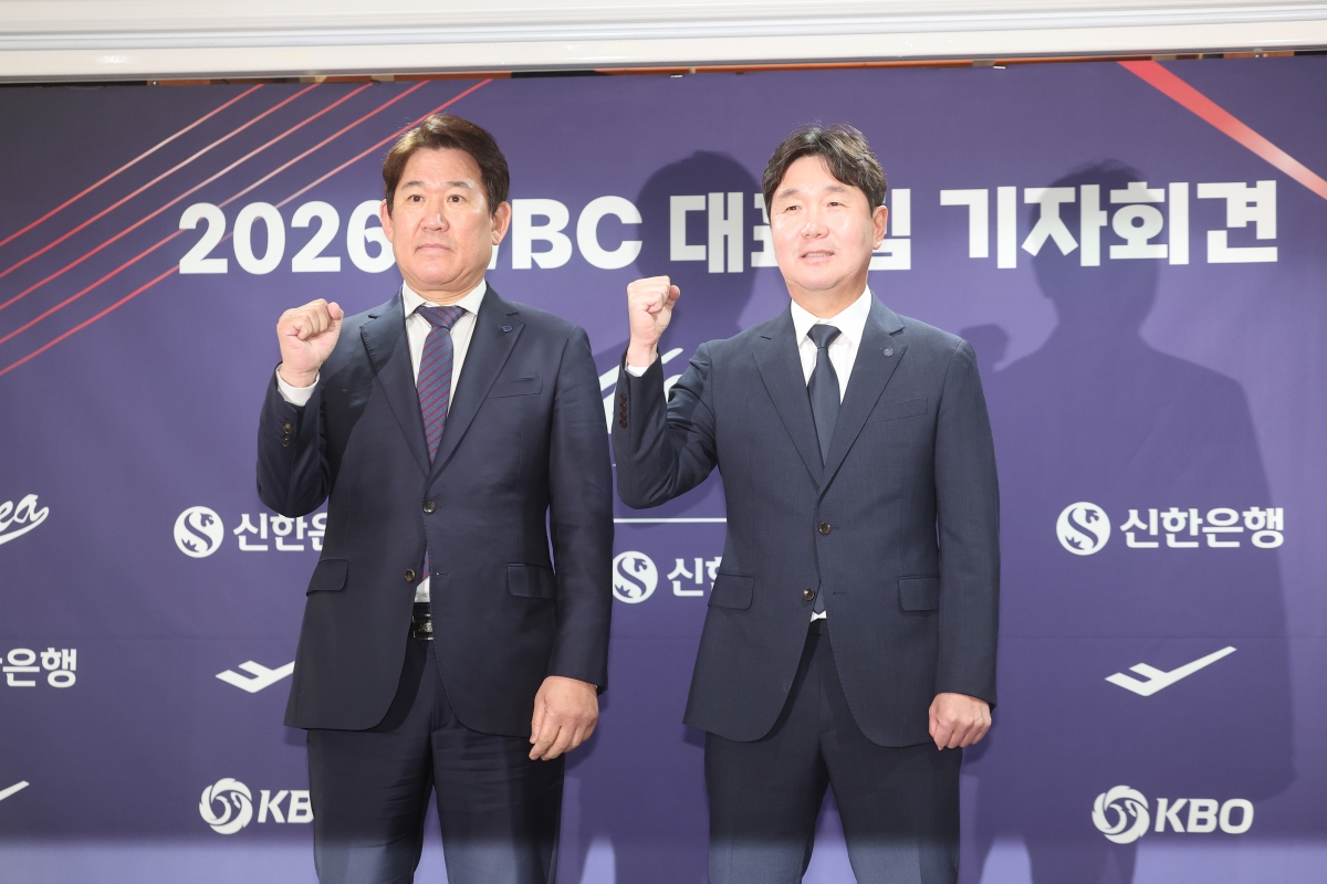 류지현 한국 야구 대표팀 감독(오른쪽)과 조계현 KBO 전력강화위원장이  6일 서울 중구 한국프레스센터에서 WBC 대표팀 명단을 공개하는 기자회견을 하기 전 주먹을 쥐어보이고 있다. 연합뉴스