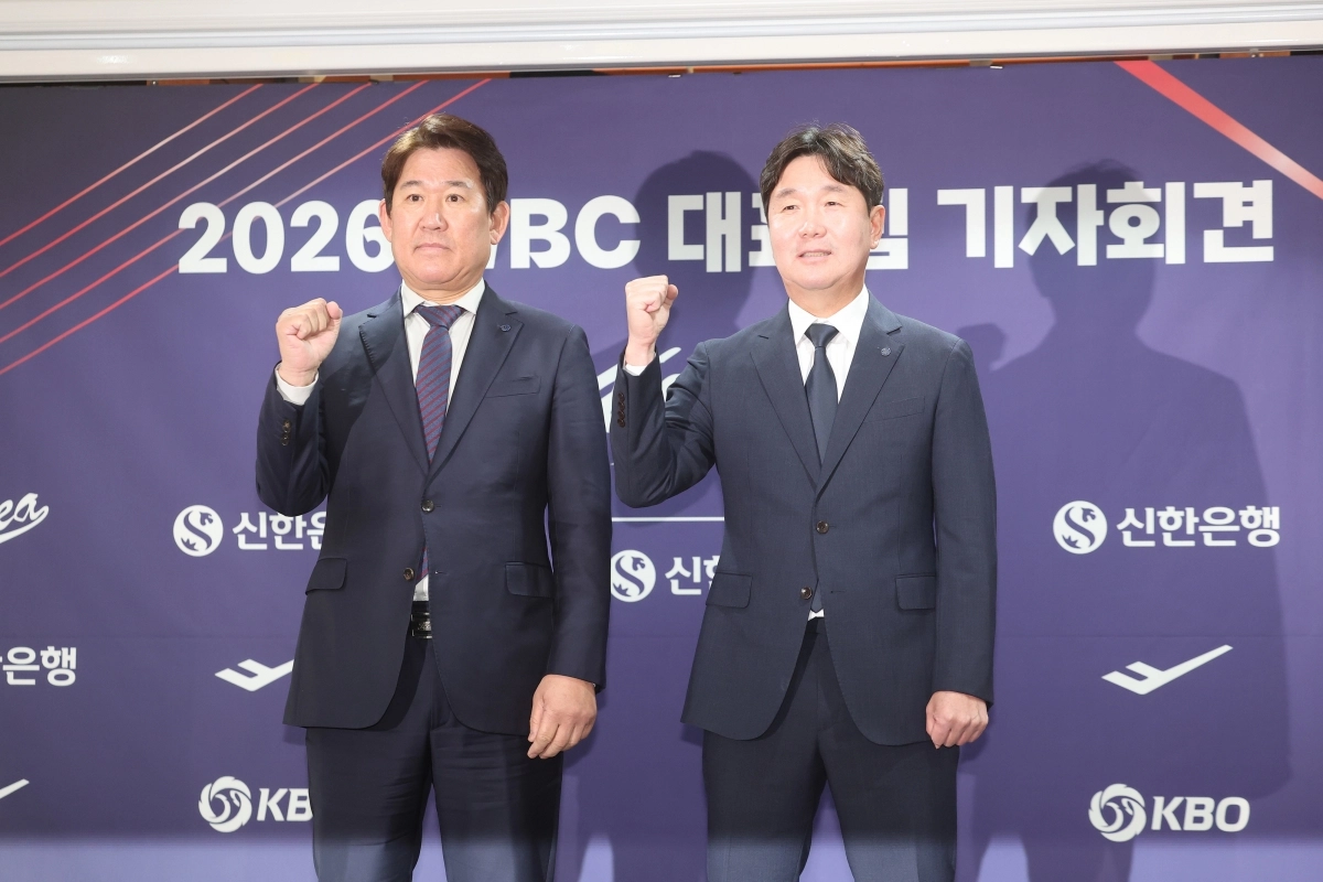 류지현 한국 야구 대표팀 감독(오른쪽)과 조계현 KBO 전력강화위원장이  6일 서울 중구 한국프레스센터에서 WBC 대표팀 명단을 공개하는 기자회견을 하기 전 주먹을 쥐어보이고 있다. 연합뉴스