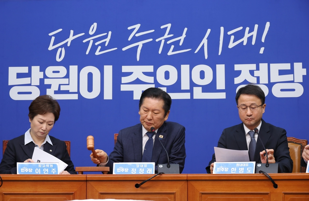 정청래(가운데) 더불어민주당 대표가 6일 국회에서 열린 최고위원회의에서 회의 시작 의사봉을 치고 있다. 연합뉴스