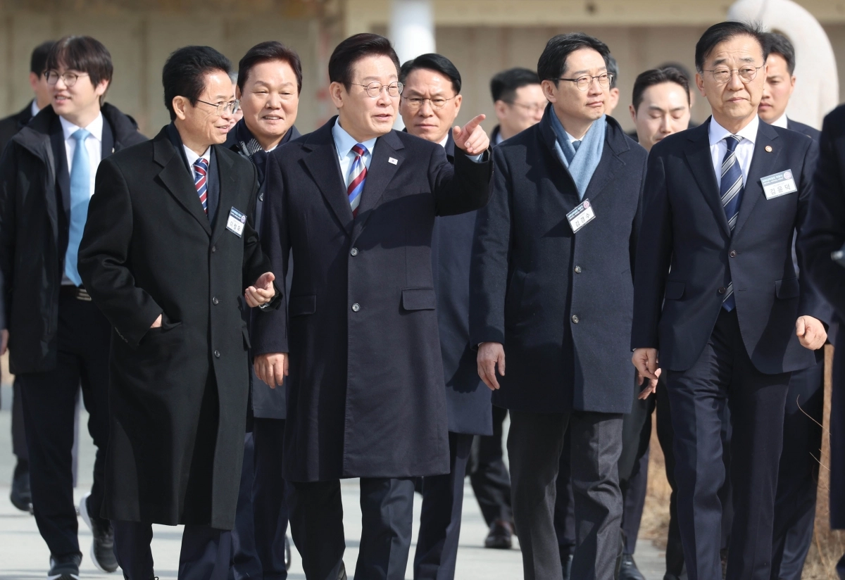 이재명 대통령이 6일 경남 거제시 견내량 인근에서 열린 남부내륙철도 착공식에 입장하고 있다.  앞줄 왼쪽부터 이철우 경북도지사, 이재명 대통령, 김경수 지방시대위원장, 김윤덕 국토교통부 장관. 2026.2.6 연합뉴스