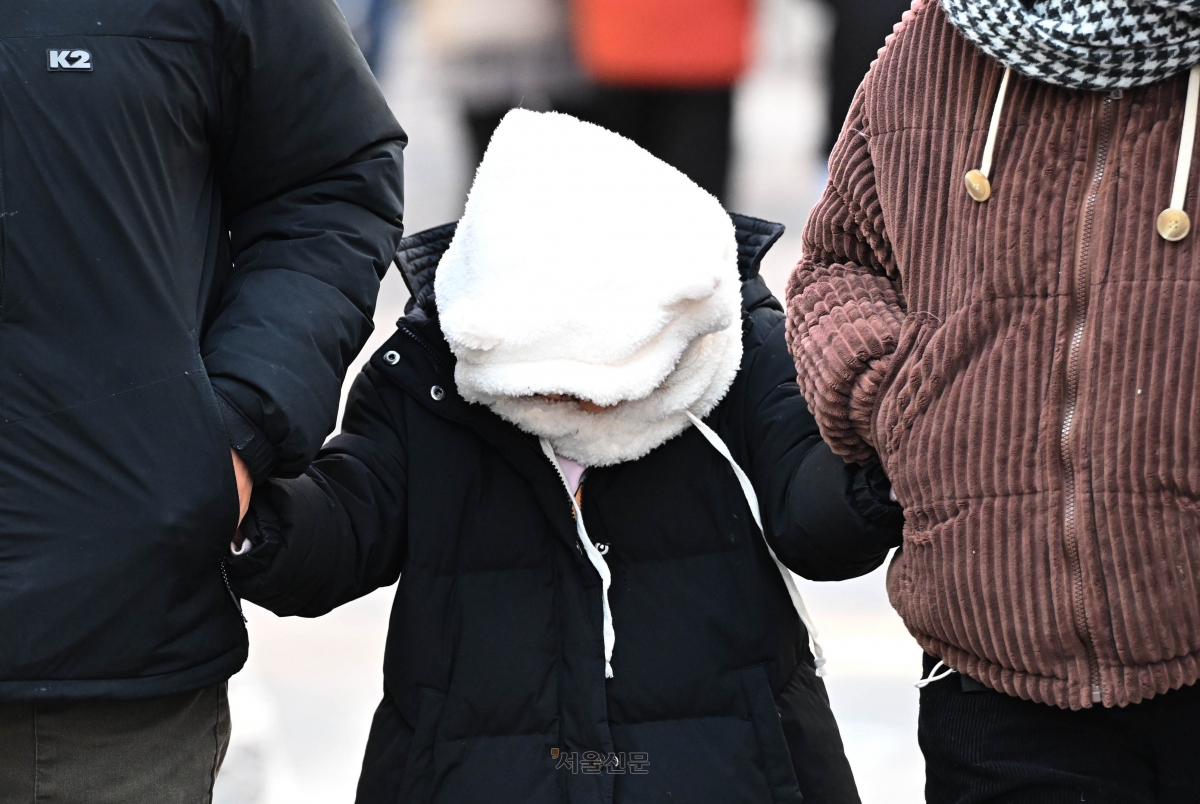 서울 중구 명동성당에서 두꺼운 옷차림을 한 시민들이 이동하고 있다. 홍윤기 기자