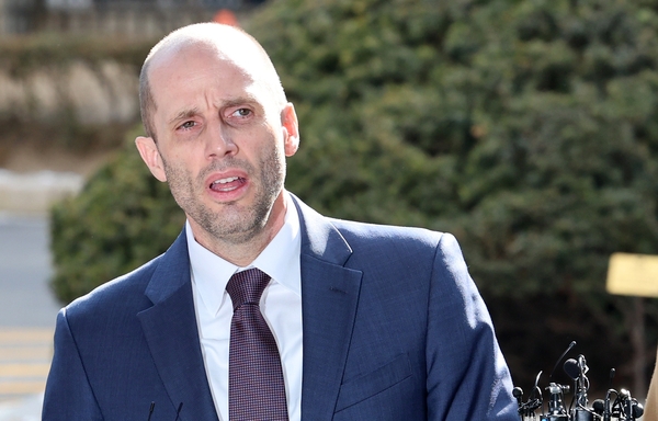 해롤드 로저스 쿠팡 한국법인 임시대표가 지난달 30일 오후 서울경찰청 ‘쿠팡 수사 종합 태스크포스’가 진행하는 소환 조사에 피고발인 신분으로 출석하며 발언하고 있다. 뉴시스