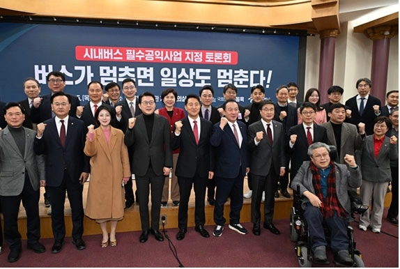 이병윤 서울시의회 교통위원장이 지난 5일 국회에서 열린 ‘시내버스 필수공익사업 지정 토론회’에서 오세훈 서울시장, 신동욱 국회의원 등 참석자들과 기념사진을 촬영하고 있다.