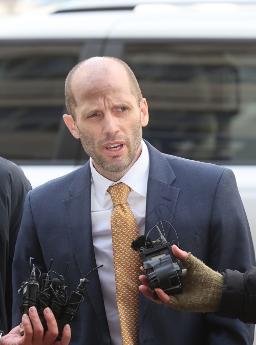 해롤드 로저스 쿠팡 한국법인 임시대표가 6일 국회 ‘쿠팡 사태 연석 청문회’에서 허위 증언을 한 의혹 관련 조사를 받기 위해 서울 마포구 서울경찰청 반부패수사대에 출석해 발언하고 있다. 연합뉴스