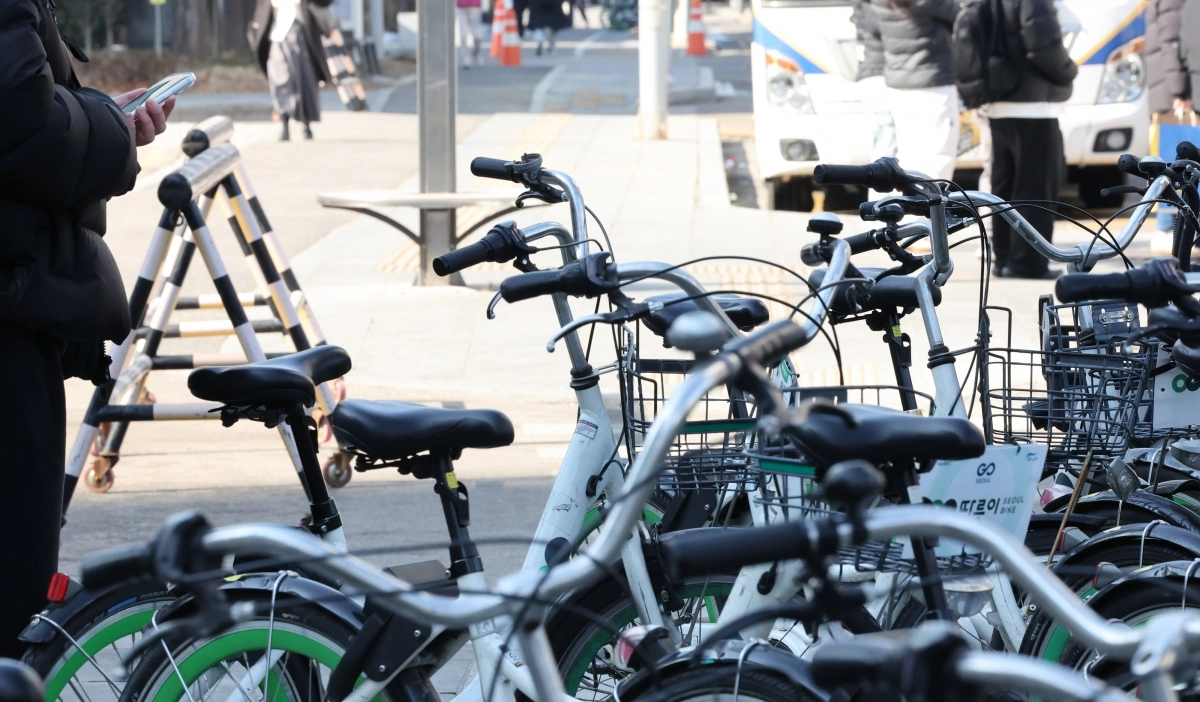 지난 1일 서울 영등포구 한 도로에 있는 서울시 공공자전거 ‘따릉이’.   연합뉴스