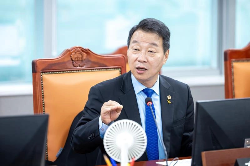 강태형 의원이 제388회 임시회 건설교통위원회 업무보고에서 경기도 건설국, 경기도 건설본부, 경기국제공항추진단을 대상으로 질의하고 있다.(사진=경기도의회)