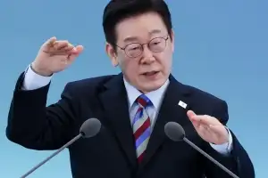 李대통령 “아파트 1평에 3억씩이 말 되나… 하늘 끝까지 올라갈 순 없어”