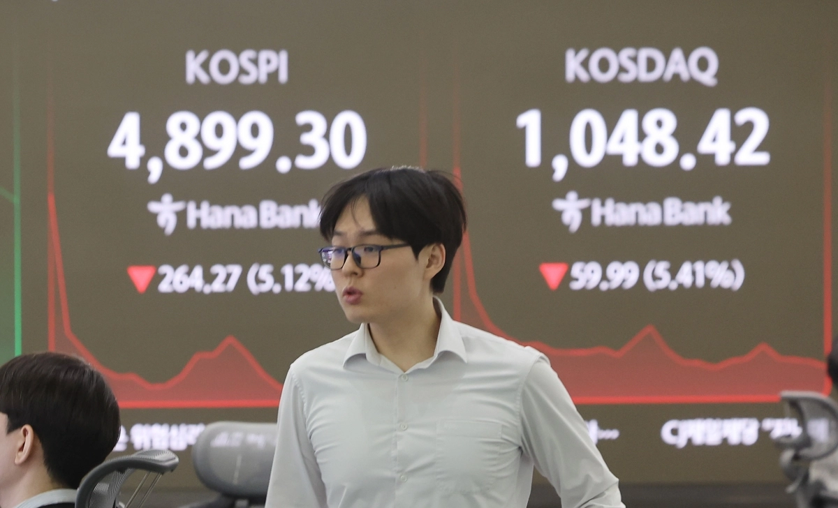 코스피가 장중 5% 넘게 급락해 4900선이 깨진 6일 서울 중구 하나은행 딜링룸에서 직원이 업무를 보고 있다. 2026.2.6. 연합뉴스