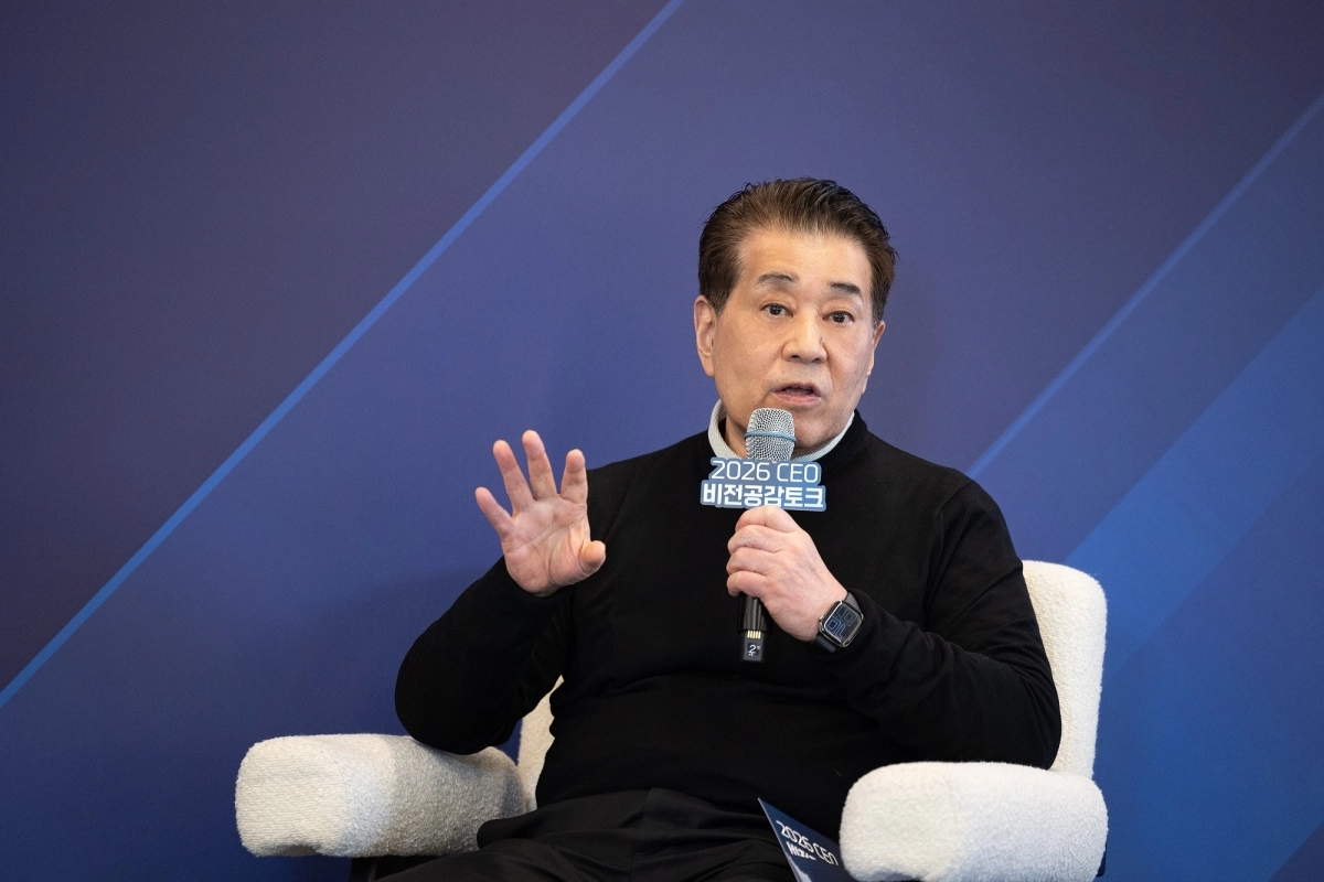 장인화 포스코그룹 회장이 6일 서울 강남구  포스코센터에서 열린 ‘2026 CEO공감토크’에서 임직원들과 함께 의견을 나누고 있다. 포스코 제공