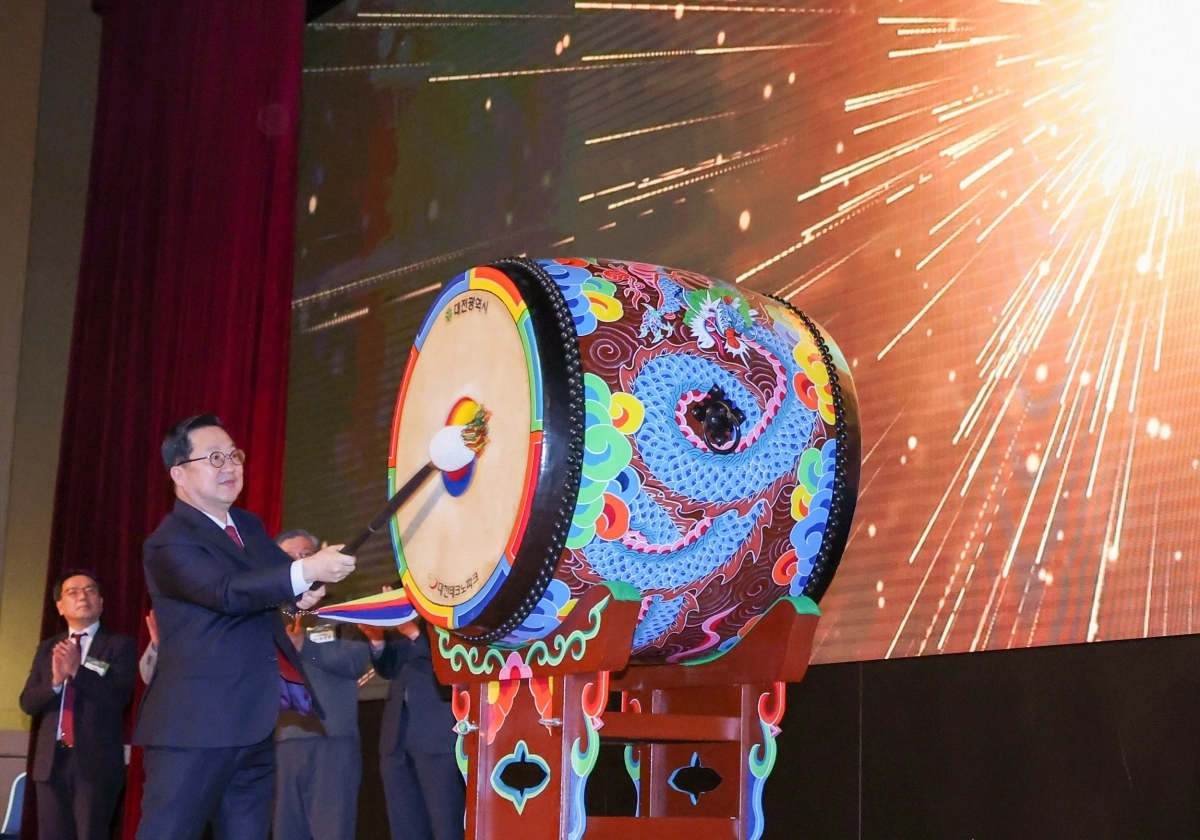 이장우 대전시장이 6일 대전컨벤션센터에서 열린 ‘2026 기업지원사업 통합설명회’에서 대전 상장기업지수를 선포하는 타북 행사를 진행했다. 대전시 제공