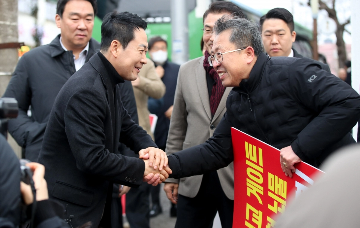 장동혁 국민의힘 대표가 6일 제주 서귀포시 표선면 사거리에서 이른바 ‘쌍특검 촉구 피켓시위’ 지지자를 찾아 격려하고 있다. 제주 뉴시스