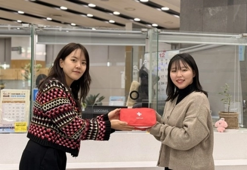 서울 관악구 관계자가 전입 청년에게 웰컴키트를 건네고 있다.   관악구 제공