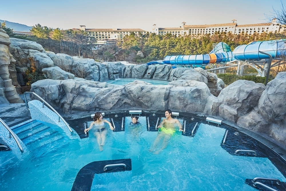 강원 속초시 설악 워터피아의 ‘블루라군’. 한화호텔앤드리조트 제공.