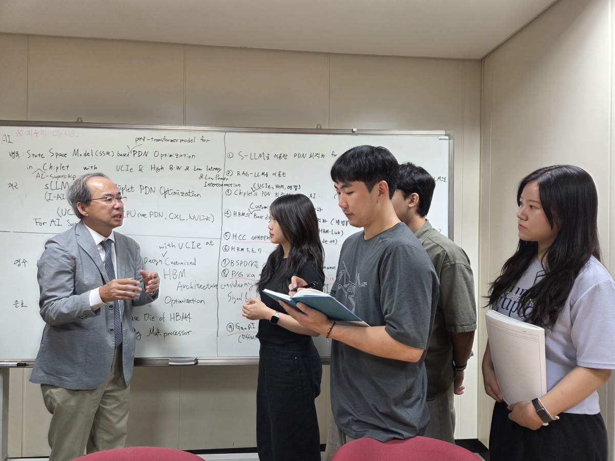 김정호(맨 왼쪽) 카이스트(한국과학기술원) 교수가 연구실(테라랩) 학생·연구원들과 의견을 나누고 있다. 테라랩 제공