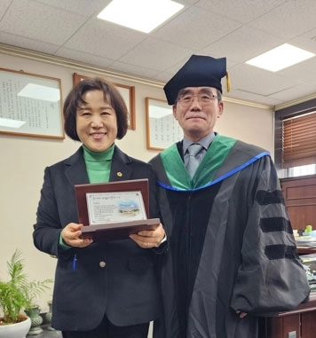 ‘교육환경 개선’ 대진고 감사패 수상하는 봉양순 서울시의원