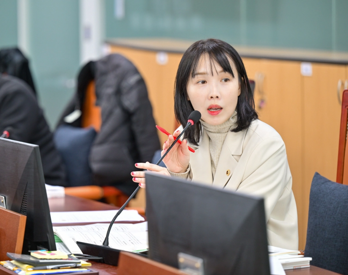 이인애 의원이 6일 제388회 임시회 여성가족평생교육위원회 회의에서 경기도미래세대재단의 인사관리 체계 정비와 연구용역의 실효성 확보를 촉구하며 발언하고 있다.(사진=경기도의회)