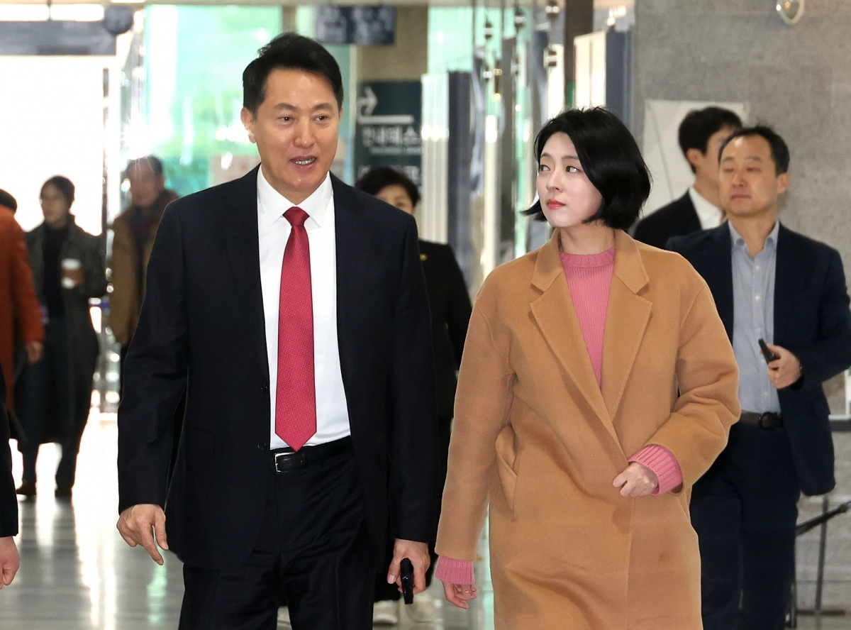 오세훈 서울시장과 국민의힘 배현진 서울시당위원장이 지난 5일 국회 의원회관에서 열린 ‘시내버스 필수공익사업 지정 토론회: 버스가 멈추면 일상도 멈춘다!’ 에 함께 입장하고 있다.   연합뉴스