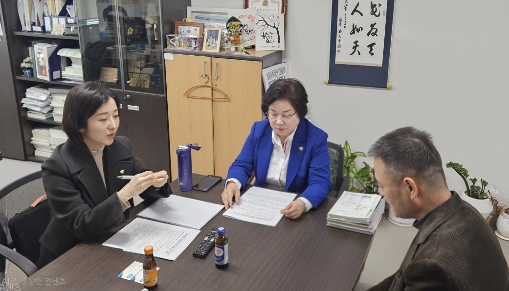 김옥순 의원이 5일 박주리 과천시의원, 이명선 경기도 공간전략과장과 정담회를 열고 개발제한구역 해제지역 공공임대주택 확보 기준 개선 방안을 논의하고 있다.(사진=경기도의회)