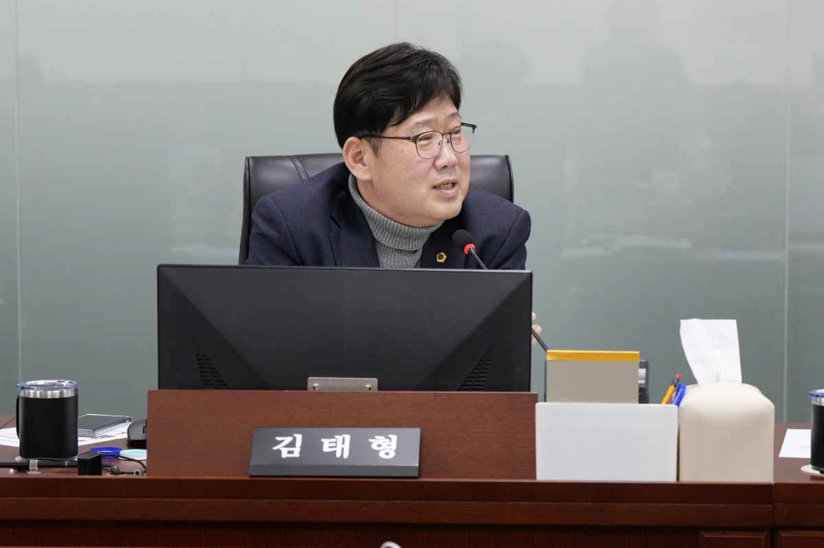 김태형 의원이 6일 열린 AI국·국제협력국의 2026년 업무보고에서 발언하고 있다.(사진=경기도의회)