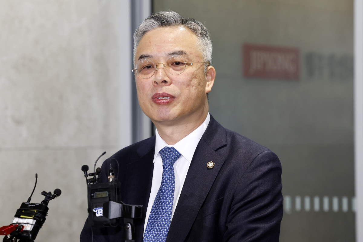 취재진 질문에 답변하는 권창영 2차특검