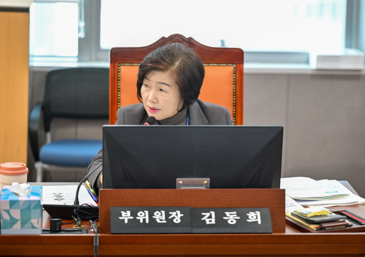 김동희 의원이 제388회 경기도의회 임시회 여성가족평생교육위원회 미래평생교육국 업무보고에서 질의하고 있다.(사진=경기도의회)