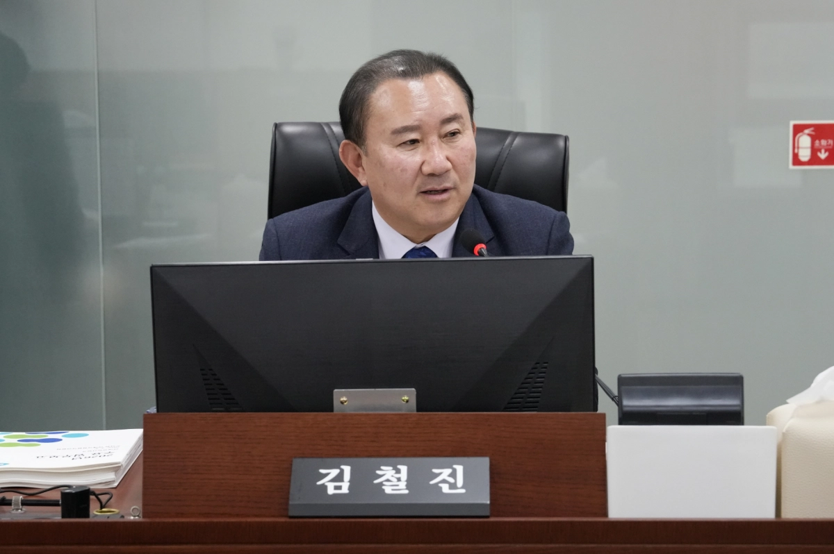 김철진 의원이 6일 제388회 임시회 AI국 2026년도 업무보고에서 질의하고 있다.(사진=경기도의회)