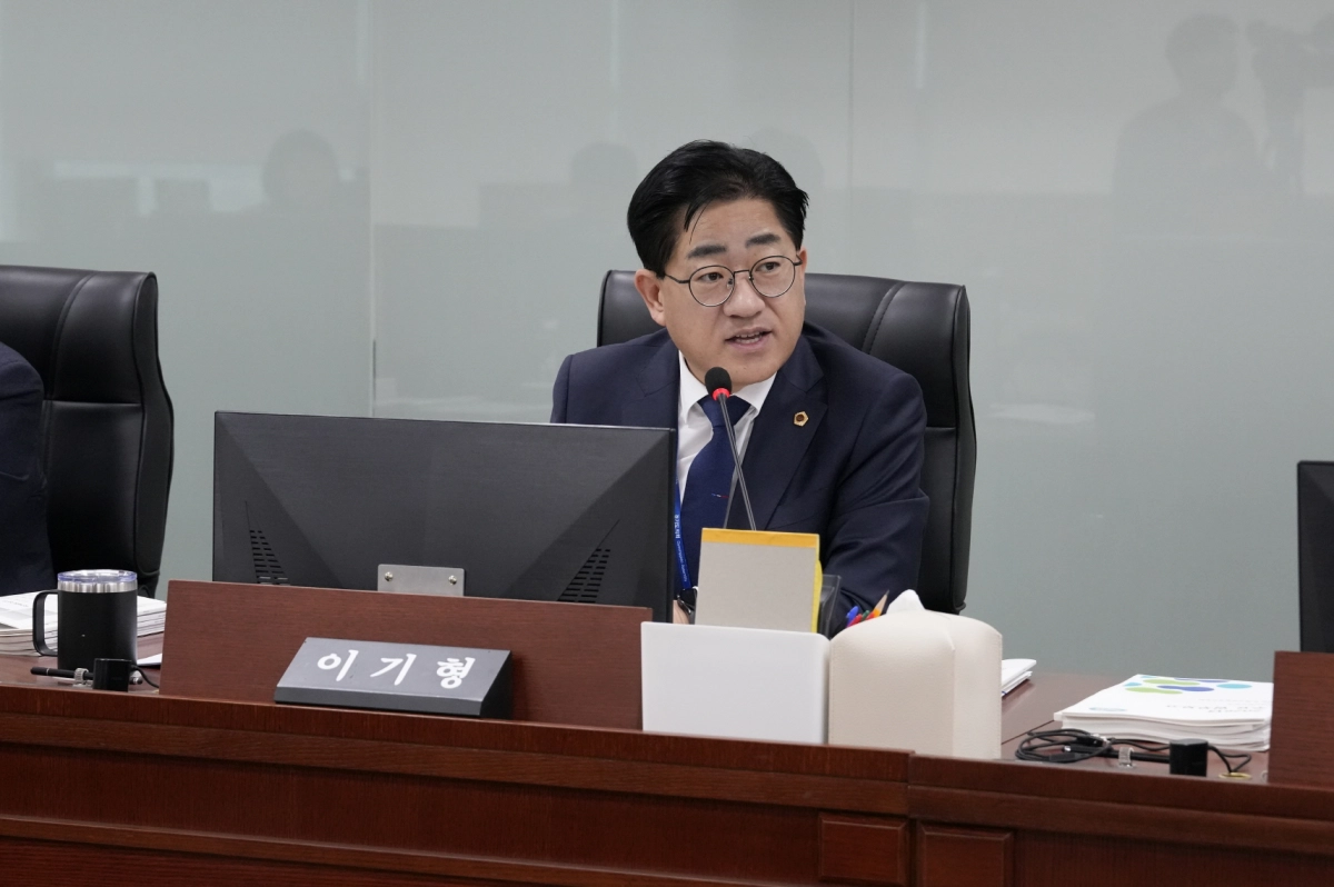 이기형 의원이 6일 열린 제388회 임시회에서 AI국으로부터 2026년도 업무보고를 받고 질의하고 있다.(사진=경기도의회)