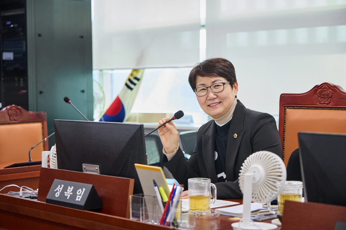 성복임 의원이 6일 제388회 임시회 건설교통위원회 건설국 업무보고에서 질의하고 있다.(사진=경기도의회)