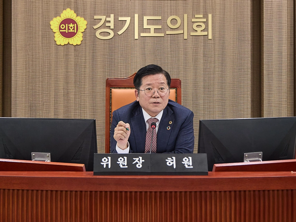 허원 의원이 6일 열린 제388회 임시회 건설교통위원회 건설국 2026년 업무보고를 받고 질의하고 있다.(사진=경기도의회)