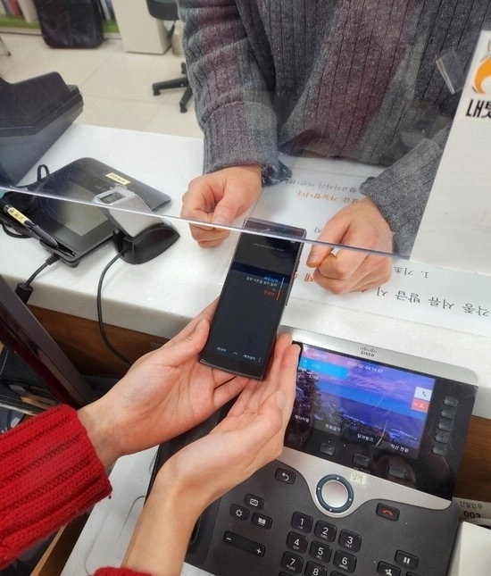 울산 울주군 두동면 직원들이 행정복지센터에서 AI 외국어 통번역기를 시범 운영하고 있다. 울주군 제공