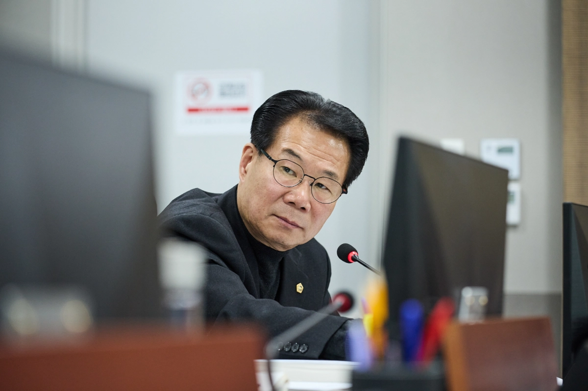 유영두 의원이 6일 열린 2026년도 문화체육관광위원회 업무보고에서 질의하고 있다.(사진=경기도의회)