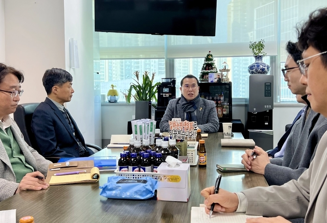 이오수 의원이 6일 경기도의회에서 경기도청 택지개발과, 수원시 도시개발과, GH공사 도시기획처 등 관계자들과 함께 광교신도시 개발이익금의 합리적 집행 기준 마련을 위한 회의를 진행하고 있다.(사진=경기도의회)
